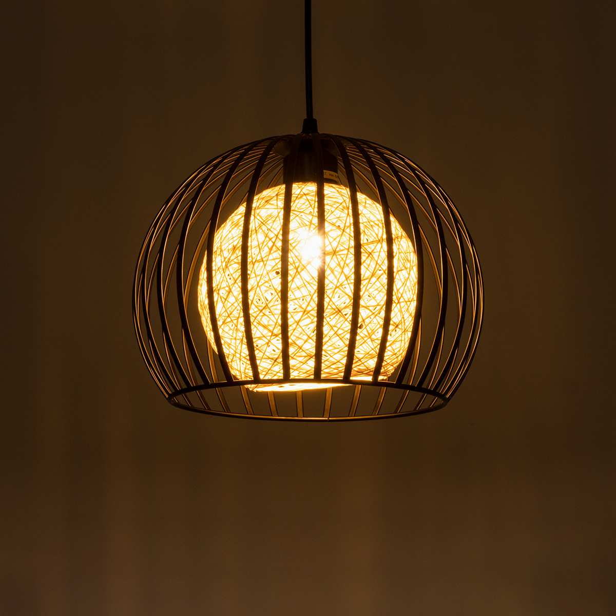 GLOBOSTAR® CARTER 00960 Μοντέρνο Κρεμαστό Φωτιστικό Οροφής με Ντουί 1 x E27 AC 220-240V IP20 - Μαύρο & Μπεζ - Μ28 x Π28 x Υ23cm 4 GLOBOSTAR® CARTER 00960 Μοντέρνο Κρεμαστό Φωτιστικό Οροφής με Ντουί 1 x E27 AC 220-240V IP20 - Μαύρο & Μπεζ - Μ28 x Π28 x Υ23cm - Image 2