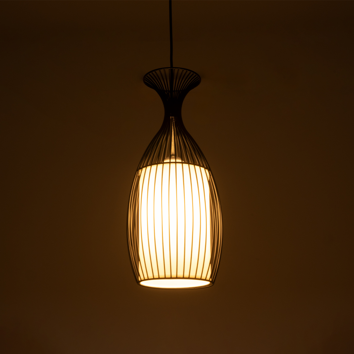 GLOBOSTAR® REA 01196 Μοντέρνο Κρεμαστό Φωτιστικό Οροφής με Ντουί 1 x E27 AC 220-240V IP20 - Μαύρο & Λευκό - Μ18 x Π18 x Υ43cm 4 GLOBOSTAR® REA 01196 Μοντέρνο Κρεμαστό Φωτιστικό Οροφής με Ντουί 1 x E27 AC 220-240V IP20 - Μαύρο & Λευκό - Μ18 x Π18 x Υ43cm - Image 2