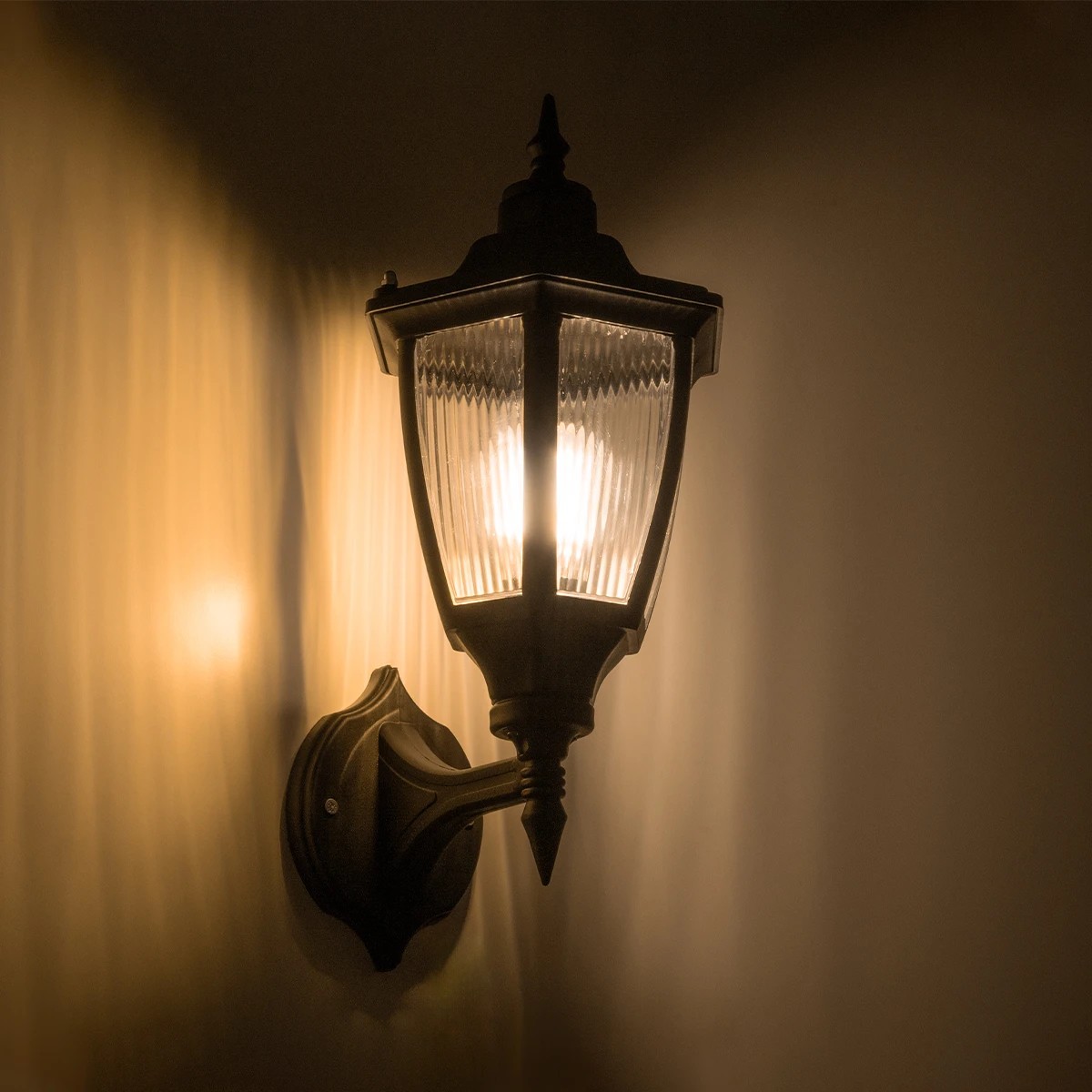 GloboStar® ENGLAND 202-0011 Vintage Επιτοίχιο Φωτιστικό Φαναράκι Μονόφωτο 1 x E27 IP44 Μαύρο Πλαστικό - Μ20 x Π20 x Υ30cm 3 GloboStar® ENGLAND 202-0011 Vintage Επιτοίχιο Φωτιστικό Φαναράκι Μονόφωτο 1 x E27 IP44 Μαύρο Πλαστικό - Μ20 x Π20 x Υ30cm - Image 2