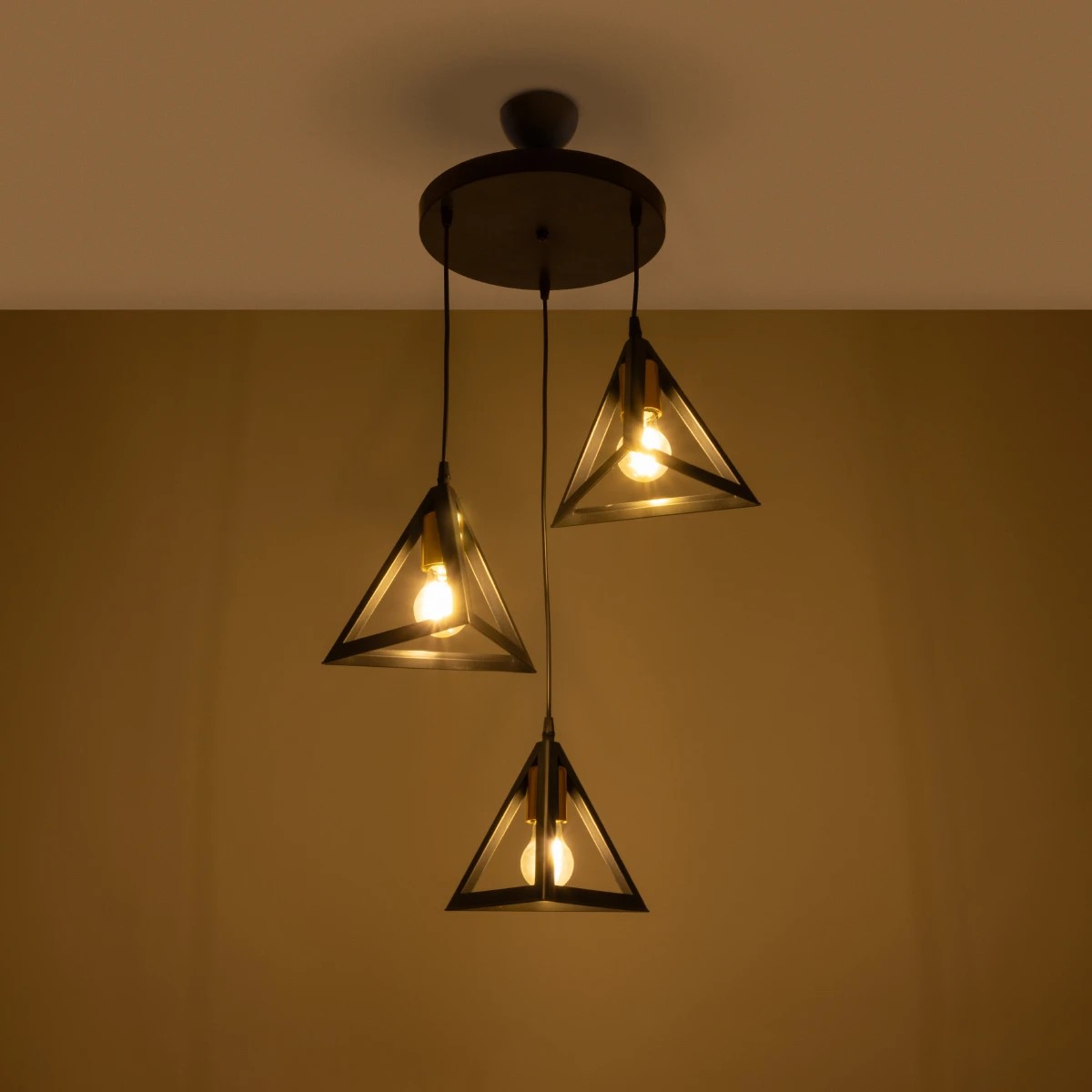 GLOBOSTAR® TRIANGLE 203-0162 Μοντέρνο Κρεμαστό Φωτιστικό Οροφής με Ντουί 3 x E27 AC 220-240V IP20 - Μάυρο & Χάλκινο - Μ67 x Π67 x Υ50cm 3 GLOBOSTAR® TRIANGLE 203-0162 Μοντέρνο Κρεμαστό Φωτιστικό Οροφής με Ντουί 3 x E27 AC 220-240V IP20 - Μάυρο & Χάλκινο - Μ67 x Π67 x Υ50cm - Image 2