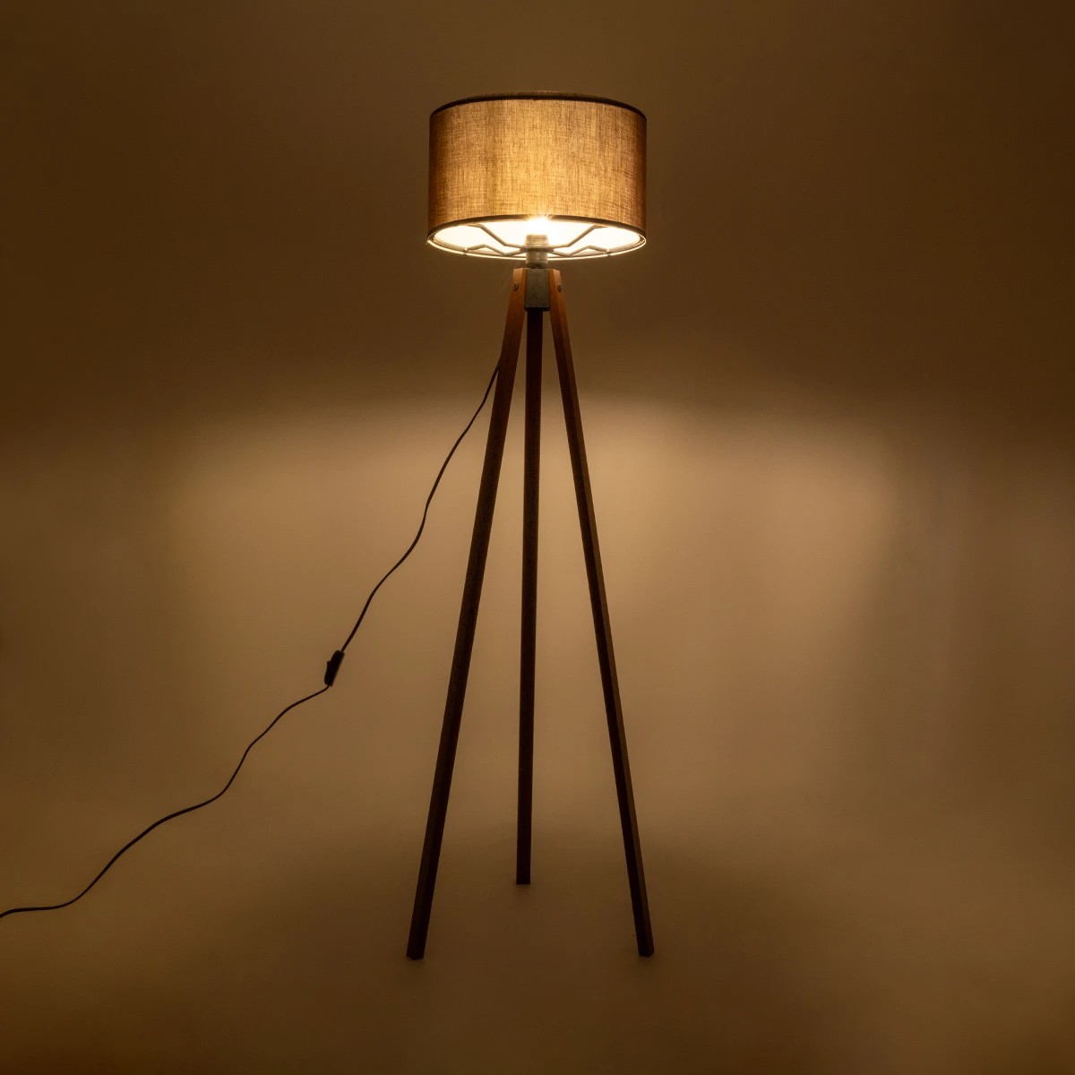 GloboStar® SAGA 204-0034 Μοντέρνο Eπιδαπέδιο Φωτιστικό Μονόφωτο 1 x E27 IP20 Καφέ Ξύλο με Καφέ Ύφασμα - Μ38 x Π38 x Υ140cm 2 GloboStar® GloboStar® SAGA 204-0034 Μοντέρνο Eπιδαπέδιο Φωτιστικό Μονόφωτο 1 x E27 IP20 Καφέ Ξύλο με Καφέ Ύφασμα - Μ38 x Π38 x Υ140cm