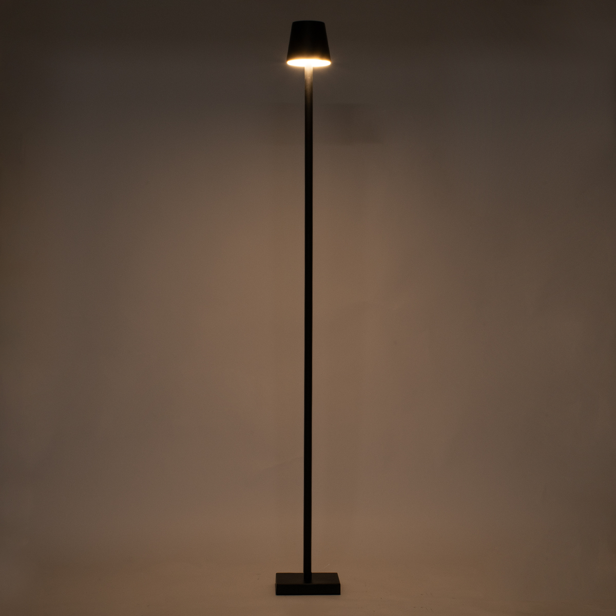 GloboStar® NEGA 60477 Μοντέρνο Επιδαπέδιο Φωτιστικό LED 2.2W 154lm 360° DC 5V IP44 Θερμό Λευκό 2700K Dimmable με Διακόπτη Αφής - Επαναφορτιζόμενο με Μπαταρία Li-ion 4000mAh - Μαύρο - Φ10 x Υ135cm - 2 Χρόνια Εγγύηση 5 GloboStar® NEGA 60477 Μοντέρνο Επιδαπέδιο Φωτιστικό LED 2.2W 154lm 360° DC 5V IP44 Θερμό Λευκό 2700K Dimmable με Διακόπτη Αφής - Επαναφορτιζόμενο με Μπαταρία Li-ion 4000mAh - Μαύρο - Φ10 x Υ135cm - 2 Χρόνια Εγγύηση - Image 3