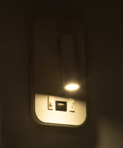 GloboStar® LADY-O 61364 Μοντέρνο Φωτιστικό Τοίχου - Απλίκα Ξενοδοχείου Bed Side LED 10W 1000lm 36° & 360° AC 220-240V - Reading Light & Κρυφός Φωτισμός - Φορτιστής USB 3A - Μ10.5 x Π10 x Υ18.5cm - Φυσικό Λευκό 4500K - Λευκό - 3 Χρόνια Εγγύηση 22 61364 10