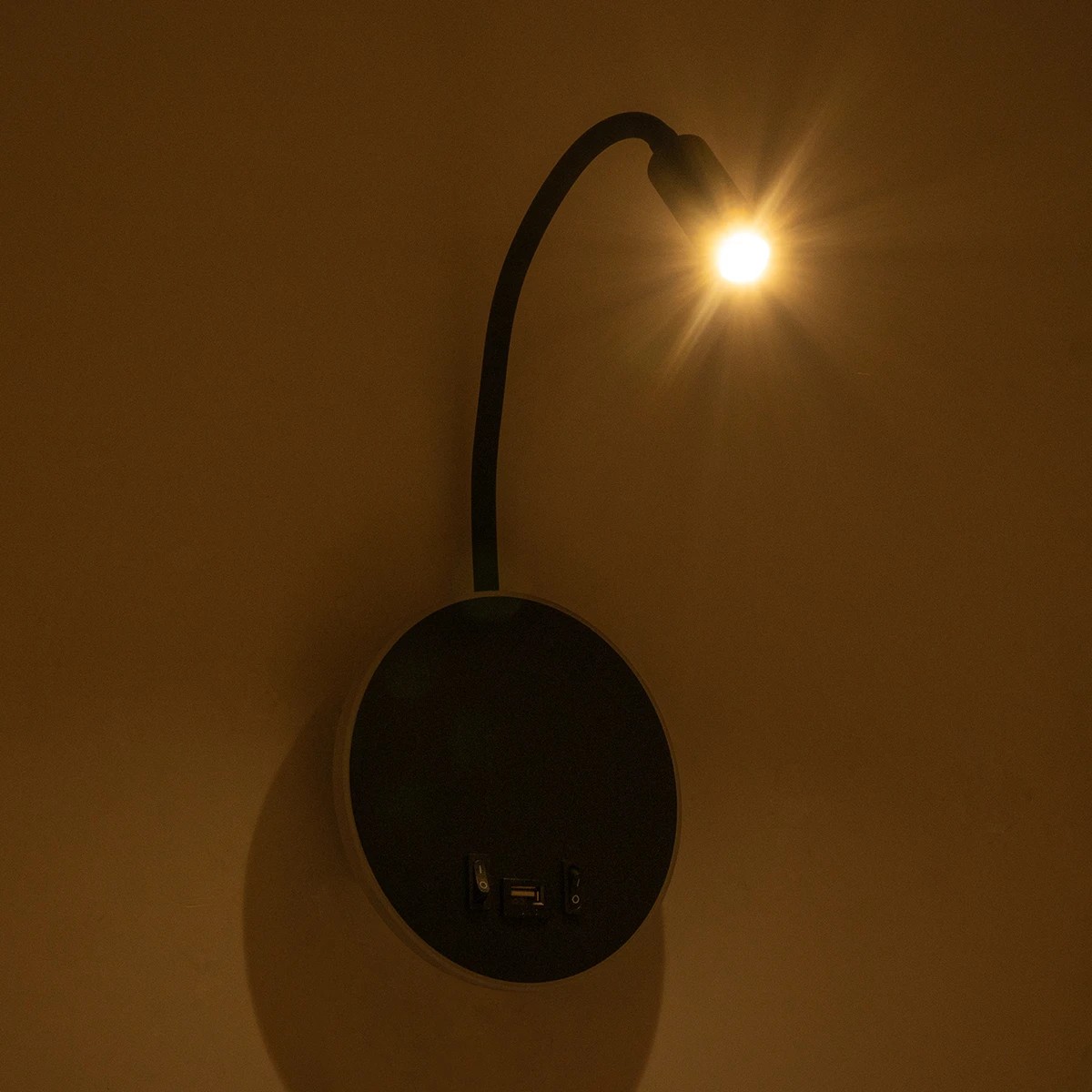 GLOBOSTAR® GOOSE 61695 Μοντέρνο Φωτιστικό Τοίχου - Απλίκα Ξενοδοχείου Reading Light με Φορτιστή USB 3A LED 6W 600lm 36° & 360° AC 220-240V IP20 Θερμό Λευκό 2700K - Bridgelux COB Chip & TÜV SÜD Driver - Μαύρο Ματ - Μ15.5 x Π22.5 x Υ30cm - 3 Χρόνια Εγγύηση 8 GLOBOSTAR® GOOSE 61695 Μοντέρνο Φωτιστικό Τοίχου - Απλίκα Ξενοδοχείου Reading Light με Φορτιστή USB 3A LED 6W 600lm 36° & 360° AC 220-240V IP20 Θερμό Λευκό 2700K - Bridgelux COB Chip & TÜV SÜD Driver - Μαύρο Ματ - Μ15.5 x Π22.5 x Υ30cm - 3 Χρόνια Εγγύηση - Image 7