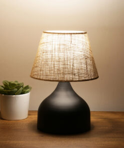 Alternative view of GloboStar® PYRAMID 204-0057 Μοντέρνο Eπιτραπέζιο Φωτιστικό Πορτατίφ Μονόφωτο 1 x E27 IP20 Μαύρο Μέταλλο με Μπεζ Ύφασμα - Μ22 x Π22 x Υ30cm
