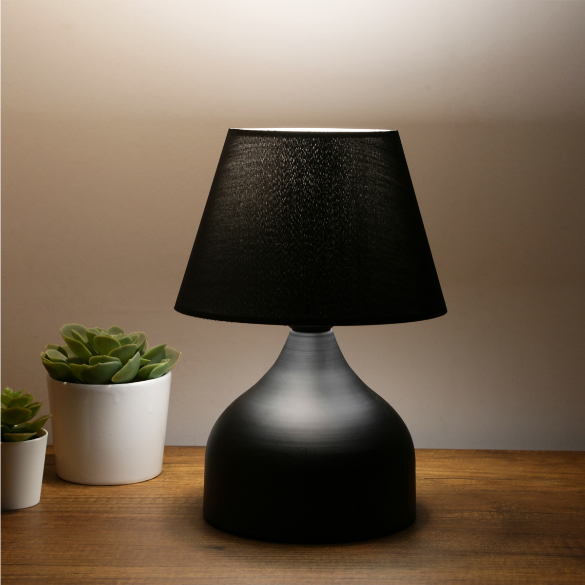 GloboStar® PYRAMID 204-0058 Μοντέρνο Eπιτραπέζιο Φωτιστικό Πορτατίφ Μονόφωτο 1 x E27 IP20 Μαύρο Μέταλλο με Μαύρο Ύφασμα - Μ22 x Π22 x Υ30cm 3 GloboStar® PYRAMID 204-0058 Μοντέρνο Eπιτραπέζιο Φωτιστικό Πορτατίφ Μονόφωτο 1 x E27 IP20 Μαύρο Μέταλλο με Μαύρο Ύφασμα - Μ22 x Π22 x Υ30cm - Image 2