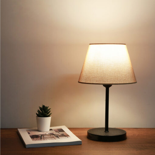 GloboStar® GloboStar® LARA 204-0073 Μοντέρνο Eπιτραπέζιο Φωτιστικό Πορτατίφ Μονόφωτο 1 x E27 IP20 Μαύρο Αλουμίνιο με Μπεζ Ύφασμα - Μ22 x Π22 x Υ36cm